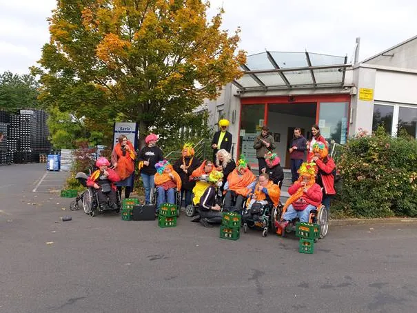 Rollywood-Gruppe mit dem neuen Lachsaft